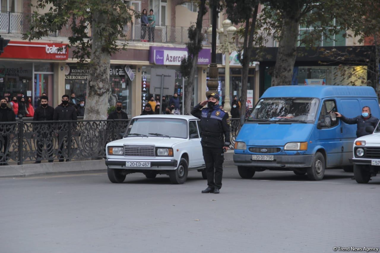 Gəncə şəhərində şəhidlərimizin əziz xatirəsi bir dəqiqəlik sükutla yad edilib (FOTO)