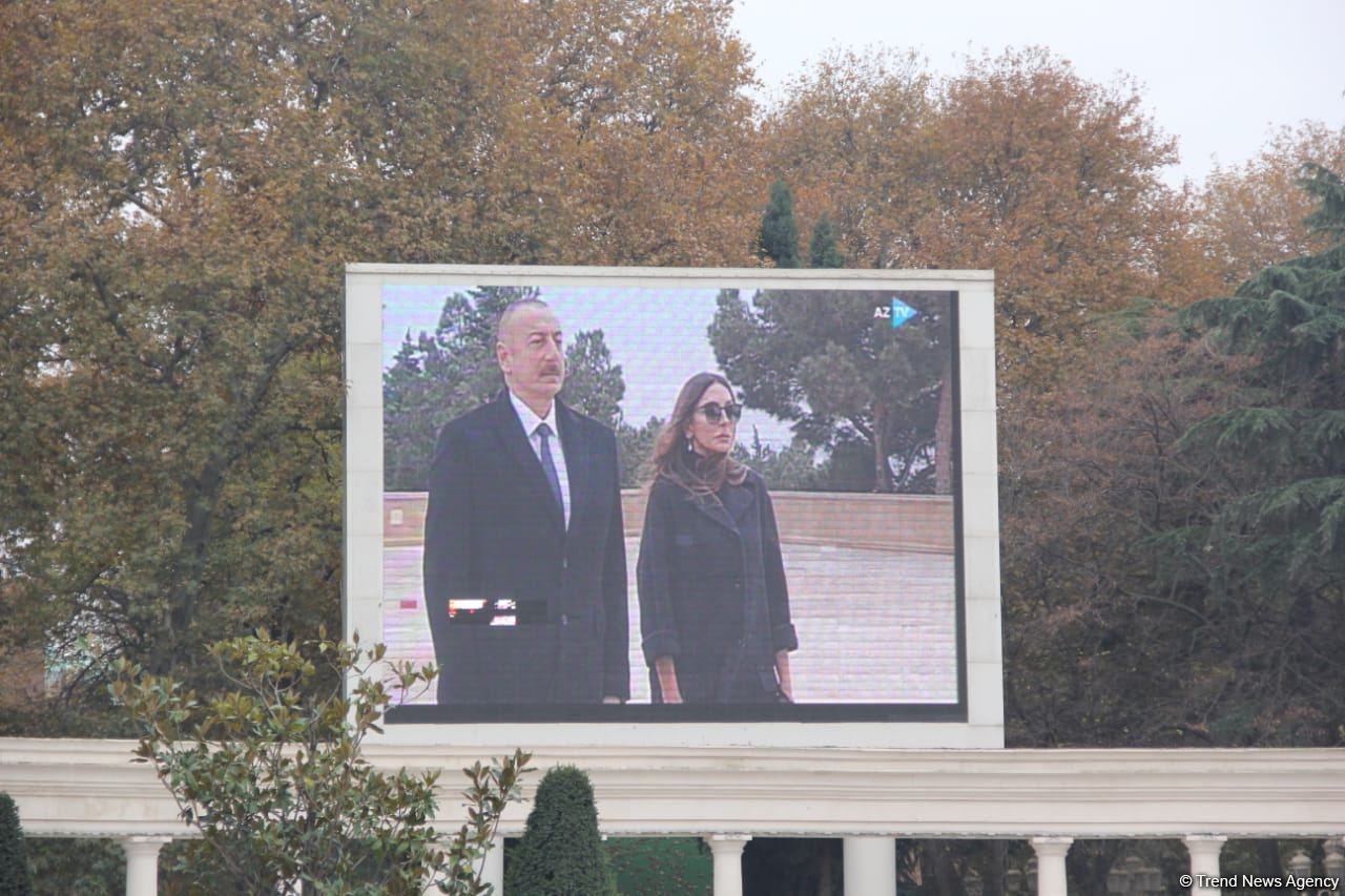 Gəncə şəhərində şəhidlərimizin əziz xatirəsi bir dəqiqəlik sükutla yad edilib (FOTO)