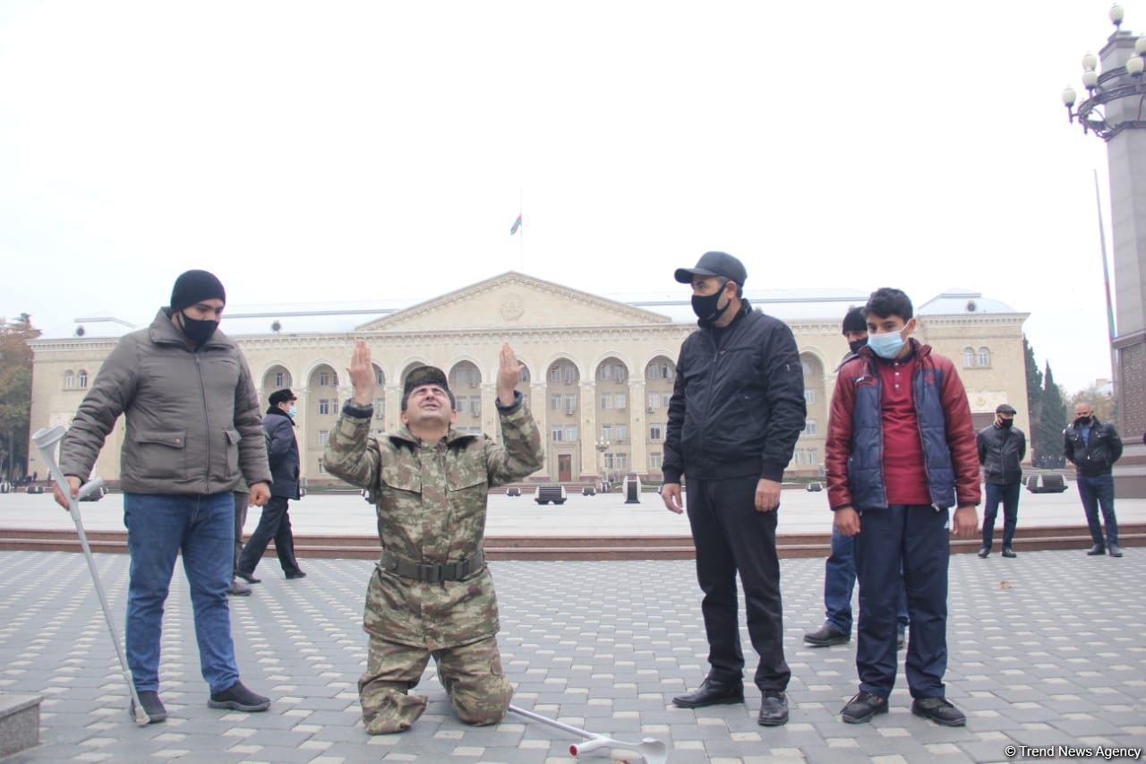 Gəncə şəhərində şəhidlərimizin əziz xatirəsi bir dəqiqəlik sükutla yad edilib (FOTO)