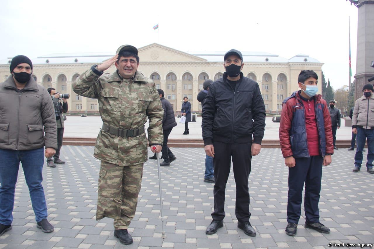 Gəncə şəhərində şəhidlərimizin əziz xatirəsi bir dəqiqəlik sükutla yad edilib (FOTO)