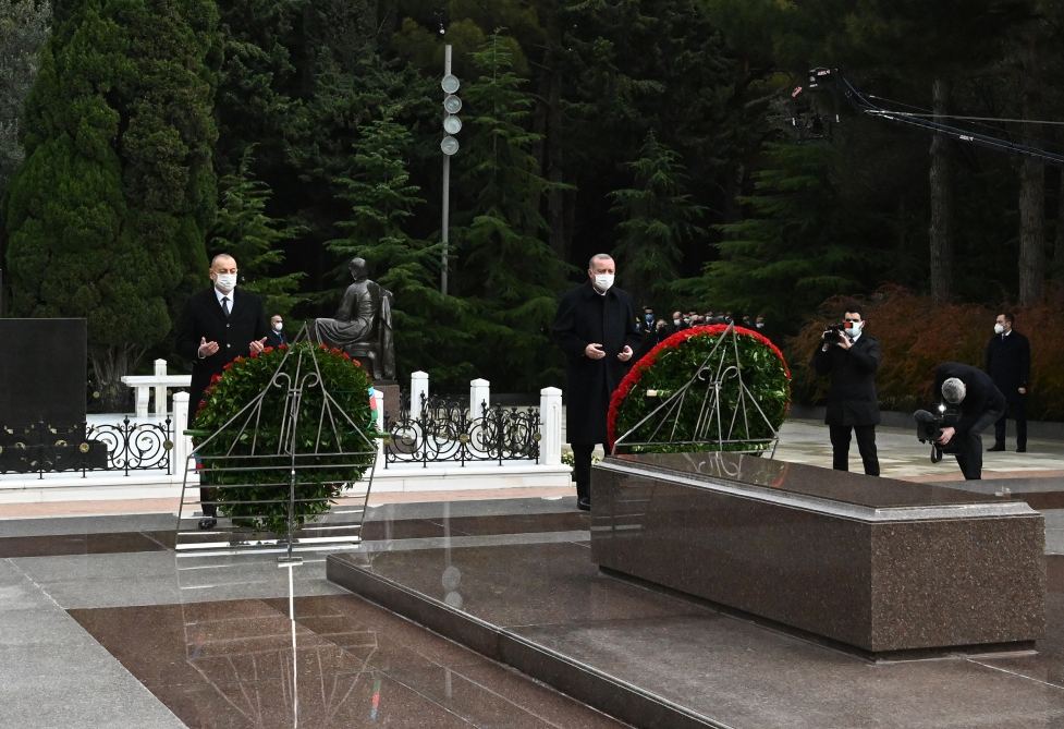 Prezident İlham Əliyev və Rəcəb Tayyib Ərdoğan ümummilli lider Heydər Əliyevin məzarını ziyarət ediblər (FOTO/VİDEO)