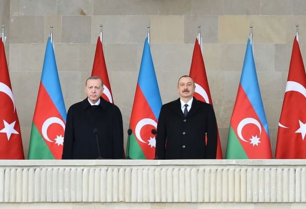 Prezident İlham Əliyev və Rəcəb Tayyib Ərdoğan Zəfər paradında iştirak ediblər (YENİLƏNİB-2) (FOTO/VİDEO)