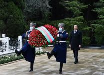 Prezident İlham Əliyev və birinci xanım Mehriban Əliyeva ümummilli lider Heydər Əliyevin məzarını ziyarət ediblər (FOTO/VİDEO) (YENİLƏNİB)