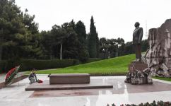Prezident İlham Əliyev və birinci xanım Mehriban Əliyeva ümummilli lider Heydər Əliyevin məzarını ziyarət ediblər (FOTO/VİDEO) (YENİLƏNİB)
