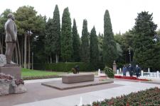 Azərbaycan ictimaiyyəti ulu öndər Heydər Əliyevin xatirəsini yad edir (FOTO)