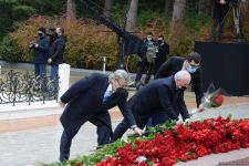 Azərbaycan ictimaiyyəti ulu öndər Heydər Əliyevin xatirəsini yad edir (FOTO)