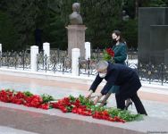 Azərbaycan ictimaiyyəti ulu öndər Heydər Əliyevin xatirəsini yad edir (FOTO)