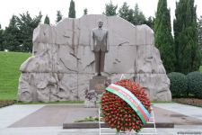 Azərbaycan ictimaiyyəti ulu öndər Heydər Əliyevin xatirəsini yad edir (FOTO)