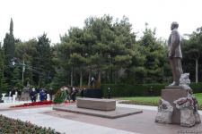 Azərbaycan ictimaiyyəti ulu öndər Heydər Əliyevin xatirəsini yad edir (FOTO)