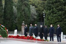 Azərbaycan ictimaiyyəti ulu öndər Heydər Əliyevin xatirəsini yad edir (FOTO)