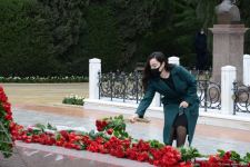 Azərbaycan ictimaiyyəti ulu öndər Heydər Əliyevin xatirəsini yad edir (FOTO)
