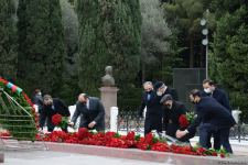 Azərbaycan ictimaiyyəti ulu öndər Heydər Əliyevin xatirəsini yad edir (FOTO)