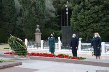Azərbaycan ictimaiyyəti ulu öndər Heydər Əliyevin xatirəsini yad edir (FOTO)
