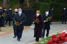 Azərbaycan ictimaiyyəti ulu öndər Heydər Əliyevin xatirəsini yad edir (FOTO)