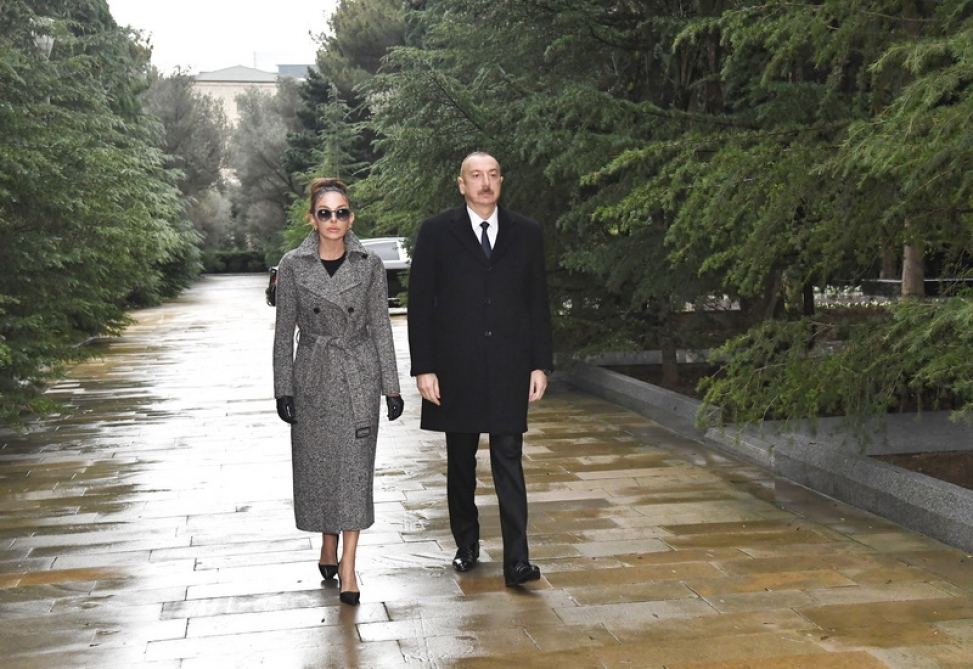 Prezident İlham Əliyev və birinci xanım Mehriban Əliyeva ümummilli lider Heydər Əliyevin məzarını ziyarət ediblər (FOTO/VİDEO) (YENİLƏNİB)