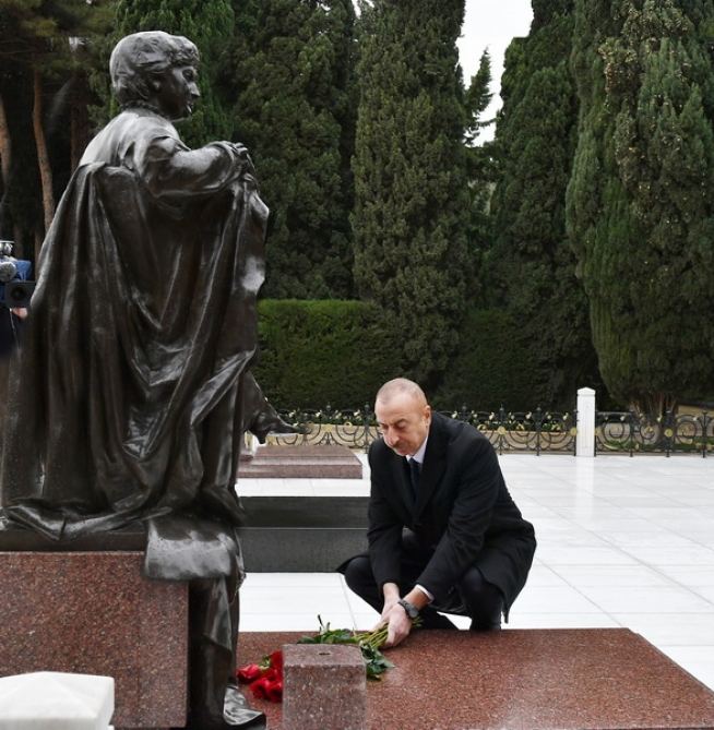 Prezident İlham Əliyev və birinci xanım Mehriban Əliyeva ümummilli lider Heydər Əliyevin məzarını ziyarət ediblər (FOTO/VİDEO) (YENİLƏNİB)