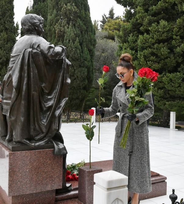 Prezident İlham Əliyev və birinci xanım Mehriban Əliyeva ümummilli lider Heydər Əliyevin məzarını ziyarət ediblər (FOTO/VİDEO) (YENİLƏNİB)