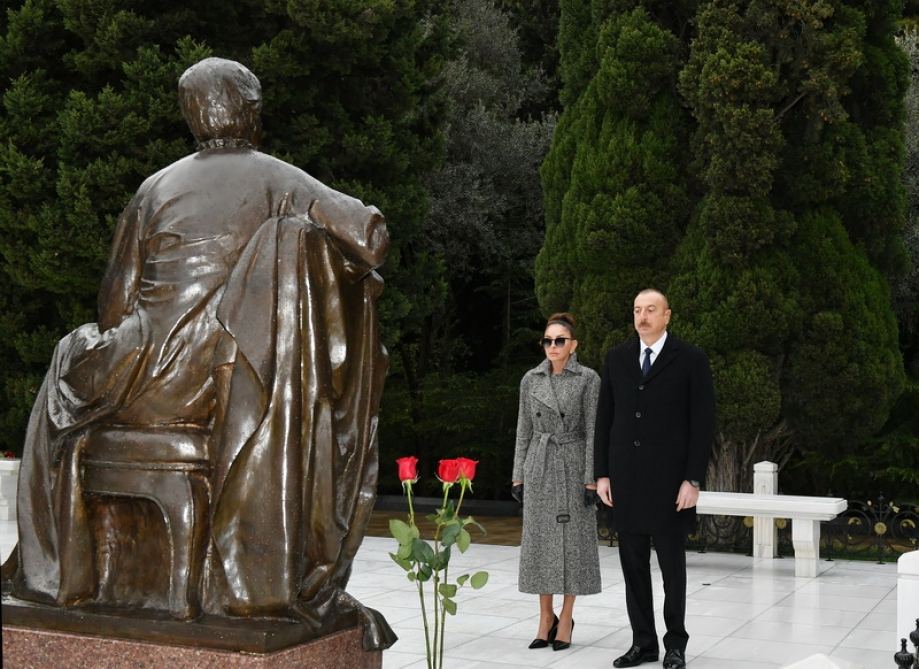 Prezident İlham Əliyev və birinci xanım Mehriban Əliyeva ümummilli lider Heydər Əliyevin məzarını ziyarət ediblər (FOTO/VİDEO) (YENİLƏNİB)