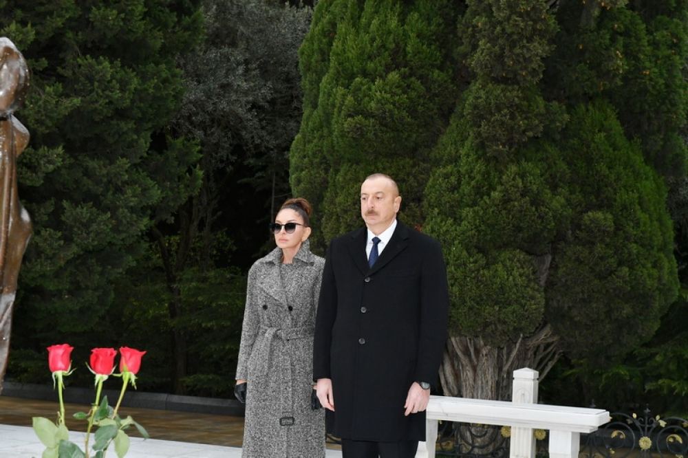 Prezident İlham Əliyev və birinci xanım Mehriban Əliyeva ümummilli lider Heydər Əliyevin məzarını ziyarət ediblər (FOTO/VİDEO) (YENİLƏNİB)