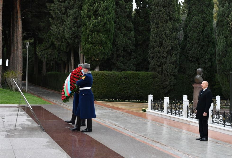 Prezident İlham Əliyev və birinci xanım Mehriban Əliyeva ümummilli lider Heydər Əliyevin məzarını ziyarət ediblər (FOTO/VİDEO) (YENİLƏNİB)