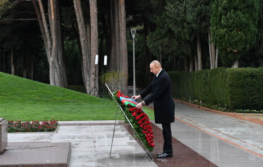 Prezident İlham Əliyev və birinci xanım Mehriban Əliyeva ümummilli lider Heydər Əliyevin məzarını ziyarət ediblər (FOTO/VİDEO) (YENİLƏNİB)
