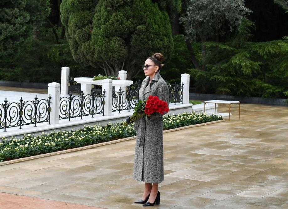 Prezident İlham Əliyev və birinci xanım Mehriban Əliyeva ümummilli lider Heydər Əliyevin məzarını ziyarət ediblər (FOTO/VİDEO) (YENİLƏNİB)
