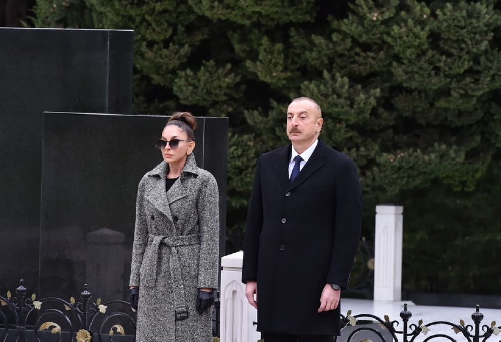 Prezident İlham Əliyev və birinci xanım Mehriban Əliyeva ümummilli lider Heydər Əliyevin məzarını ziyarət ediblər (FOTO/VİDEO) (YENİLƏNİB)