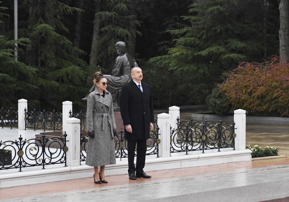 Prezident İlham Əliyev və birinci xanım Mehriban Əliyeva ümummilli lider Heydər Əliyevin məzarını ziyarət ediblər (FOTO/VİDEO) (YENİLƏNİB)