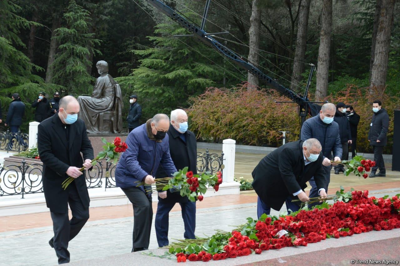 Azərbaycan ictimaiyyəti ulu öndər Heydər Əliyevin xatirəsini yad edir (FOTO)