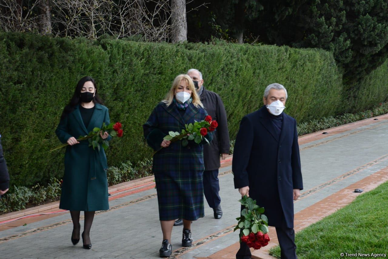 Azərbaycan ictimaiyyəti ulu öndər Heydər Əliyevin xatirəsini yad edir (FOTO)