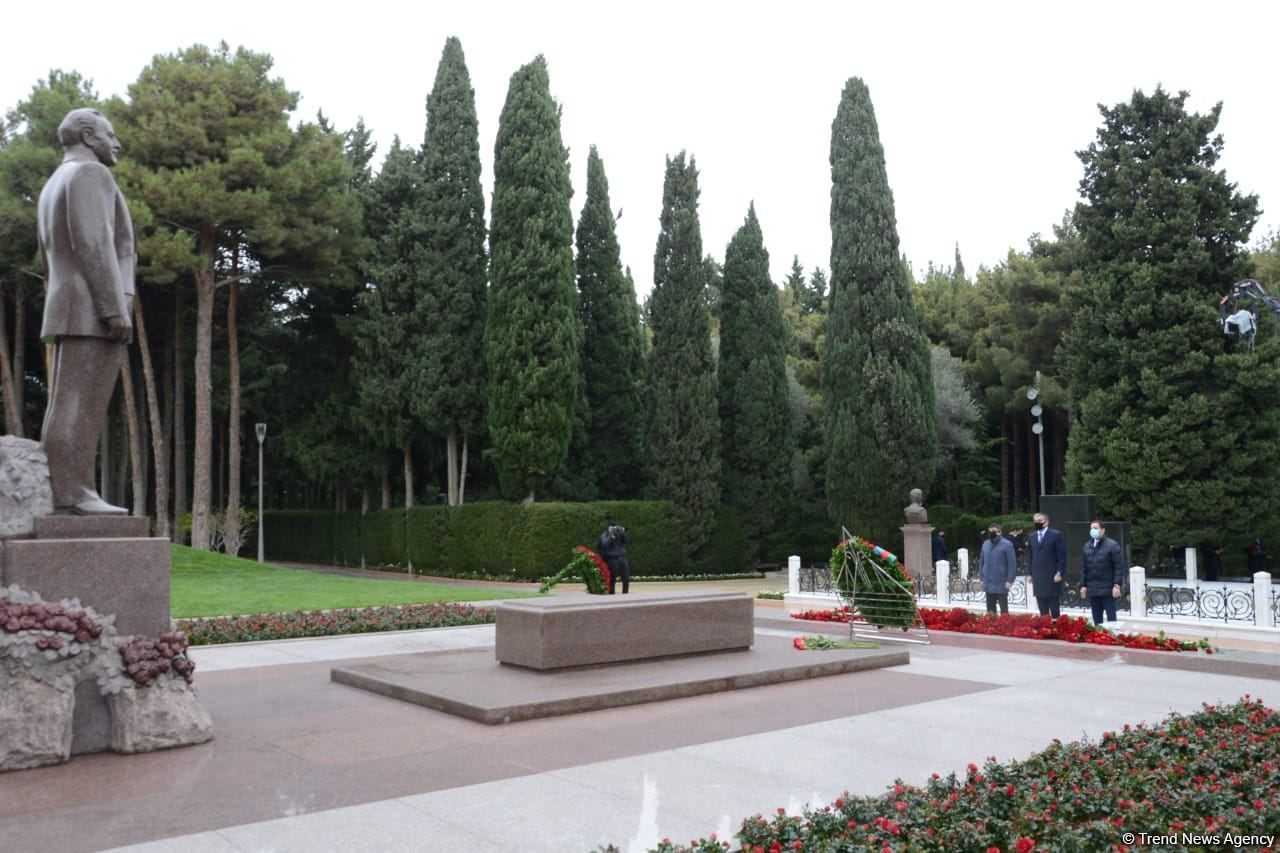 Azərbaycan ictimaiyyəti ulu öndər Heydər Əliyevin xatirəsini yad edir (FOTO)