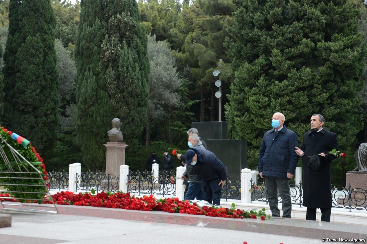 Azərbaycan ictimaiyyəti ulu öndər Heydər Əliyevin xatirəsini yad edir (FOTO)