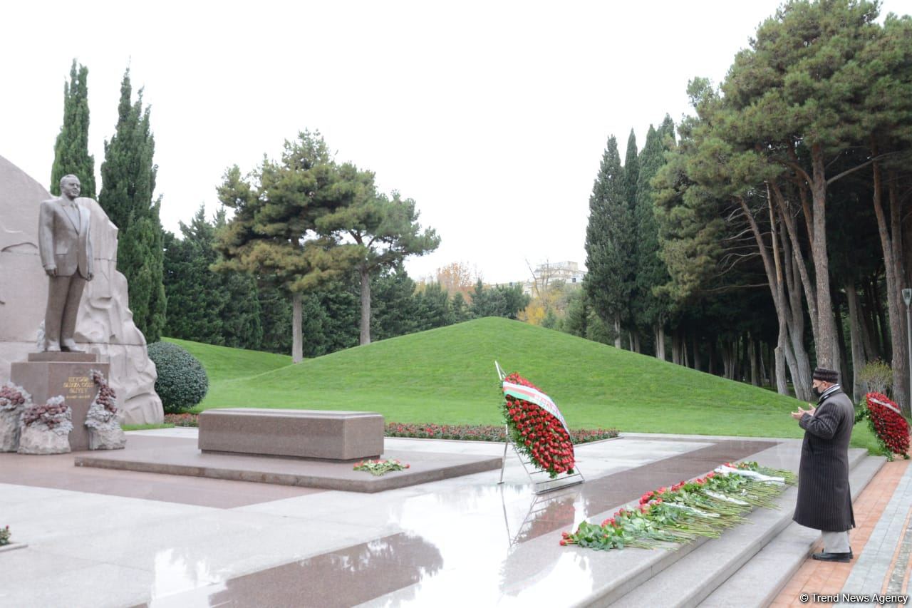 Azərbaycan ictimaiyyəti ulu öndər Heydər Əliyevin xatirəsini yad edir (FOTO)