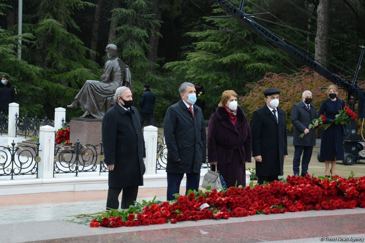 Azərbaycan ictimaiyyəti ulu öndər Heydər Əliyevin xatirəsini yad edir (FOTO)