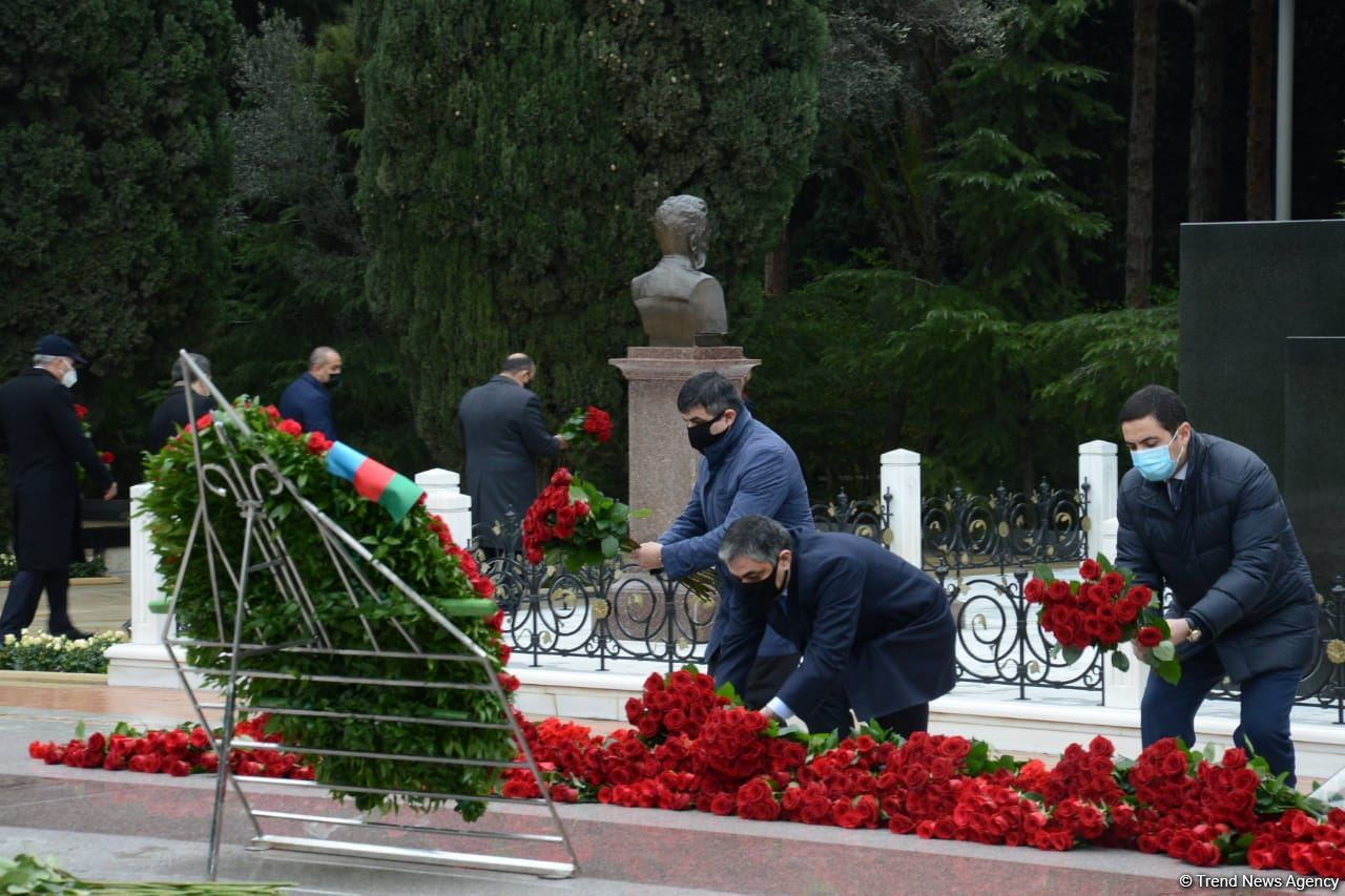 Azərbaycan ictimaiyyəti ulu öndər Heydər Əliyevin xatirəsini yad edir (FOTO)