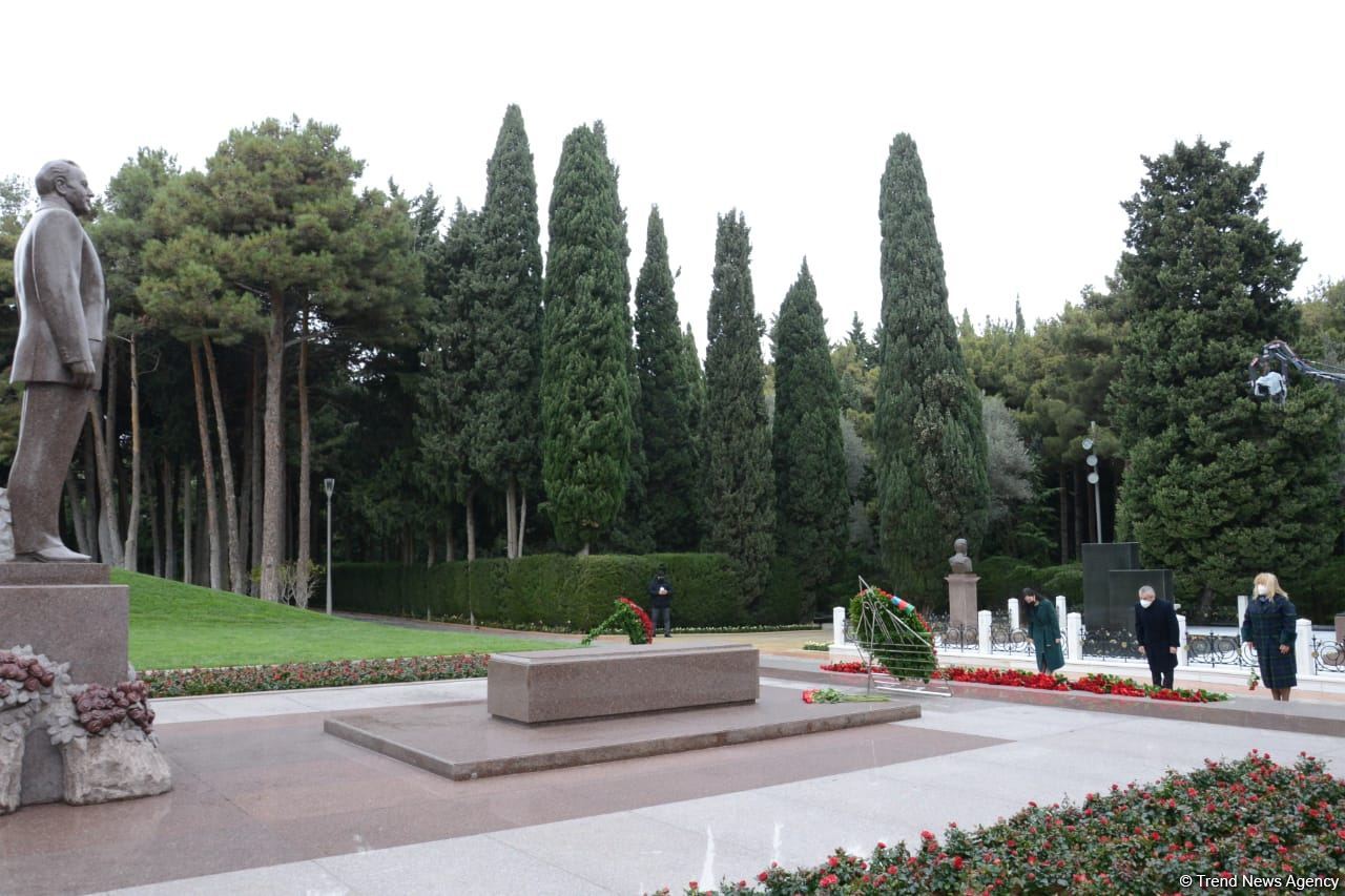 Azərbaycan ictimaiyyəti ulu öndər Heydər Əliyevin xatirəsini yad edir (FOTO)
