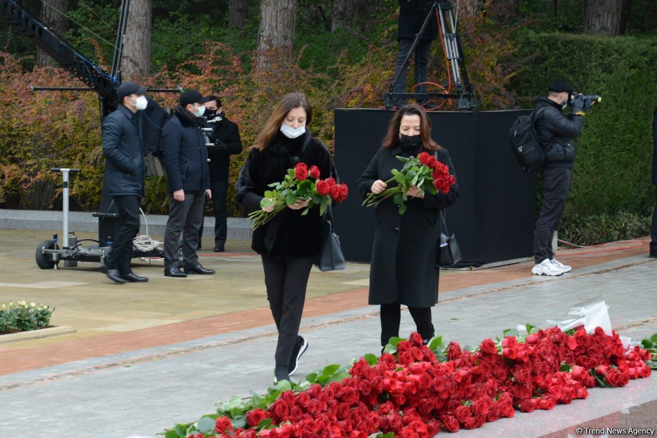 Azərbaycan ictimaiyyəti ulu öndər Heydər Əliyevin xatirəsini yad edir (FOTO)