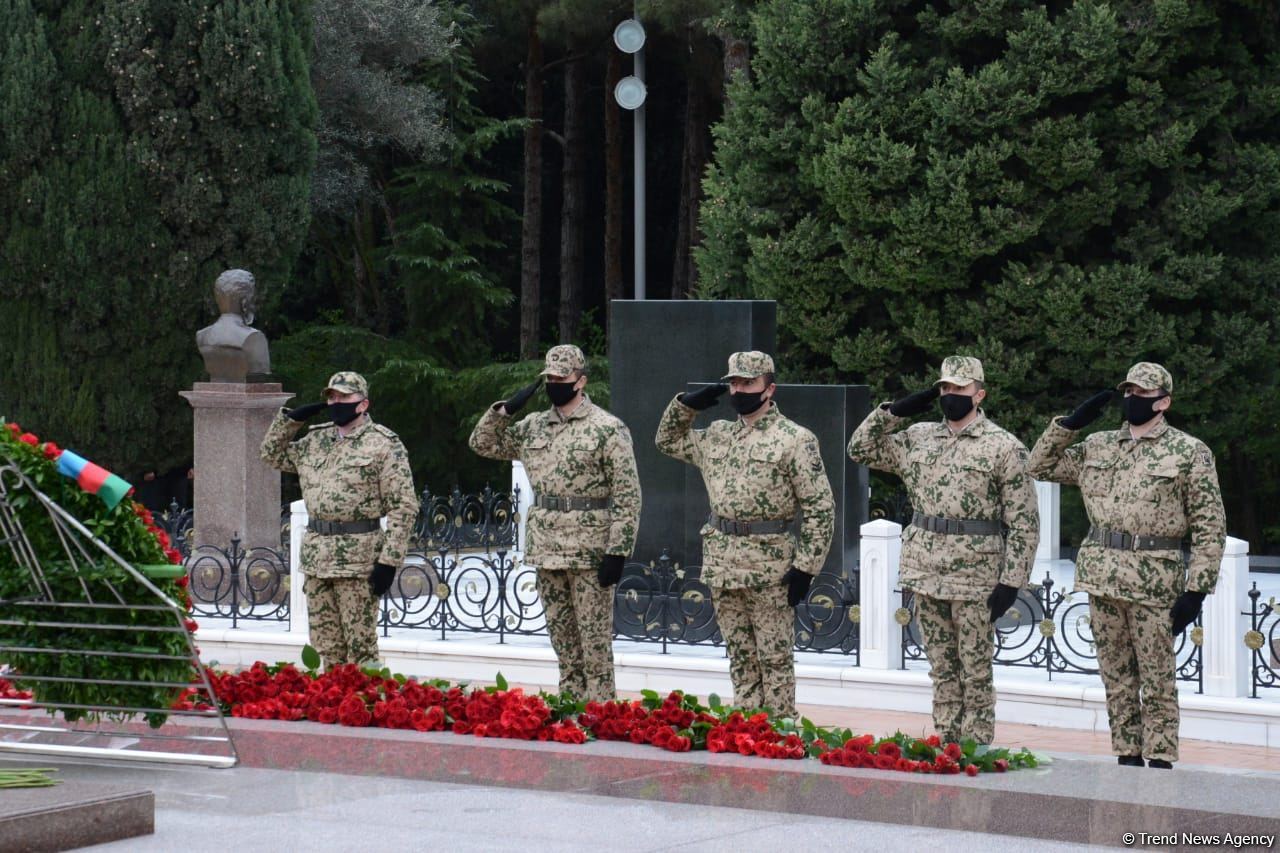 Azərbaycan ictimaiyyəti ulu öndər Heydər Əliyevin xatirəsini yad edir (FOTO)