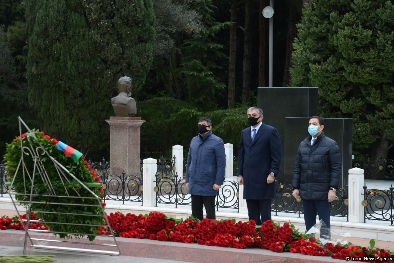 Azərbaycan ictimaiyyəti ulu öndər Heydər Əliyevin xatirəsini yad edir (FOTO)
