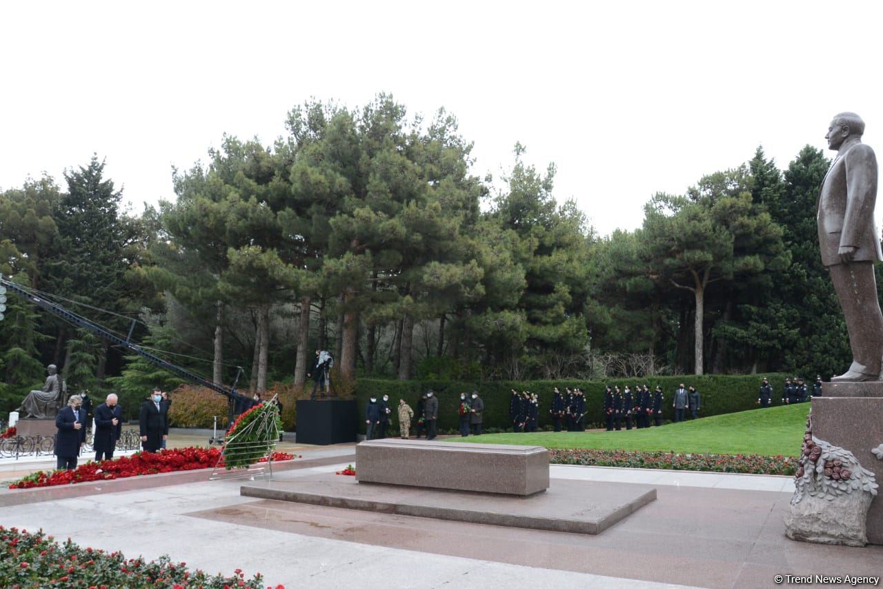 Azərbaycan ictimaiyyəti ulu öndər Heydər Əliyevin xatirəsini yad edir (FOTO)