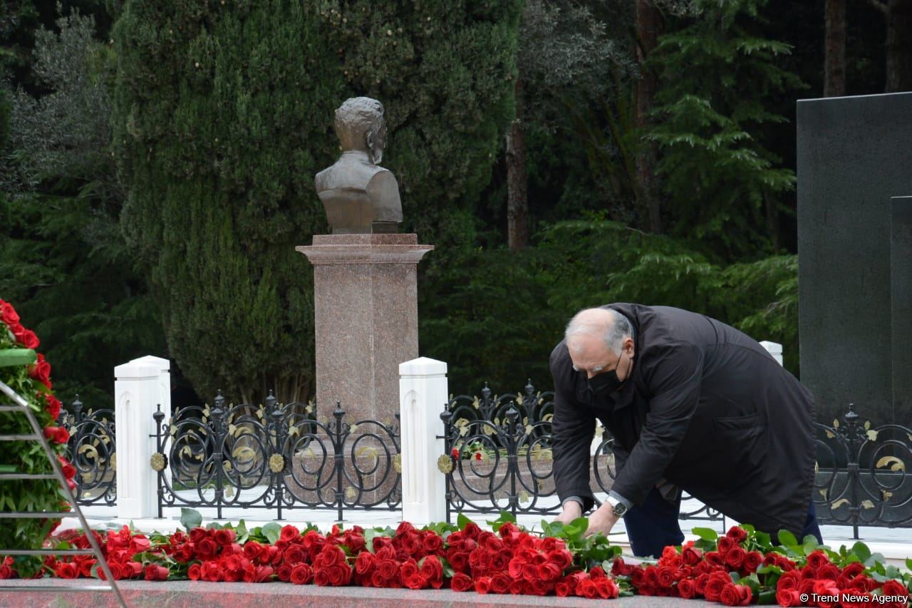 Azərbaycan ictimaiyyəti ulu öndər Heydər Əliyevin xatirəsini yad edir (FOTO)