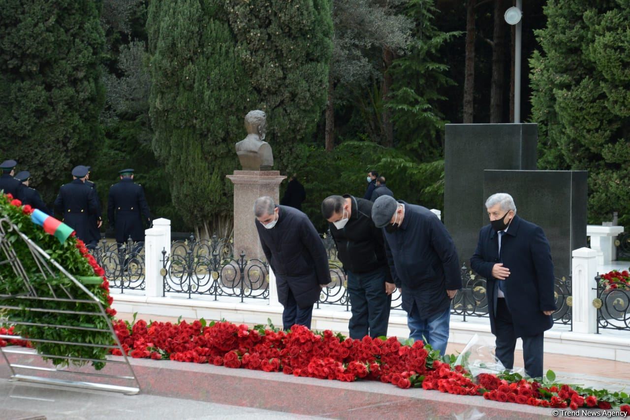 Azərbaycan ictimaiyyəti ulu öndər Heydər Əliyevin xatirəsini yad edir (FOTO)