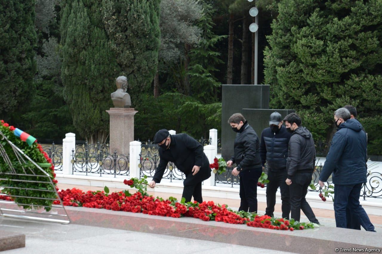 Azərbaycan ictimaiyyəti ulu öndər Heydər Əliyevin xatirəsini yad edir (FOTO)
