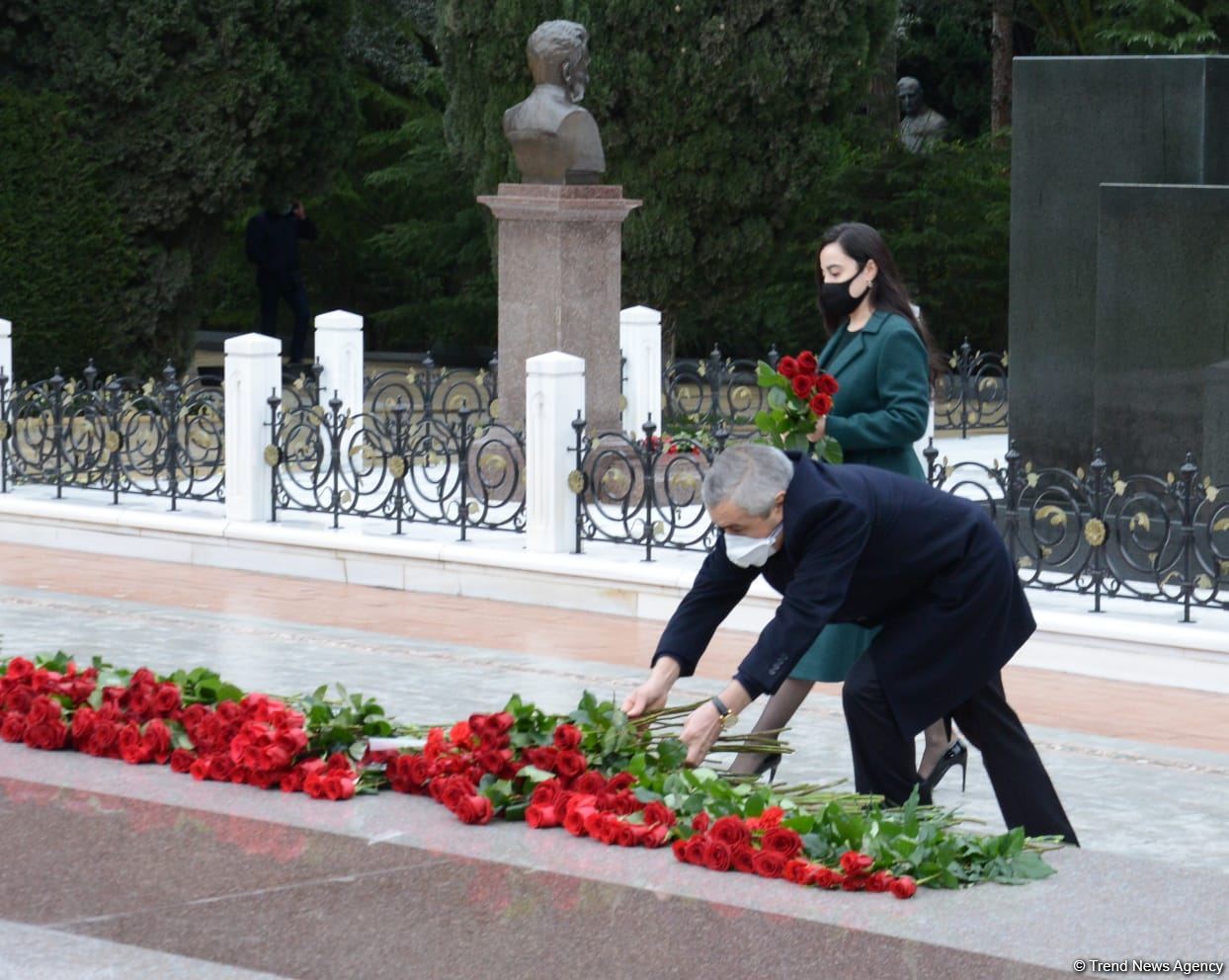 Azərbaycan ictimaiyyəti ulu öndər Heydər Əliyevin xatirəsini yad edir (FOTO)