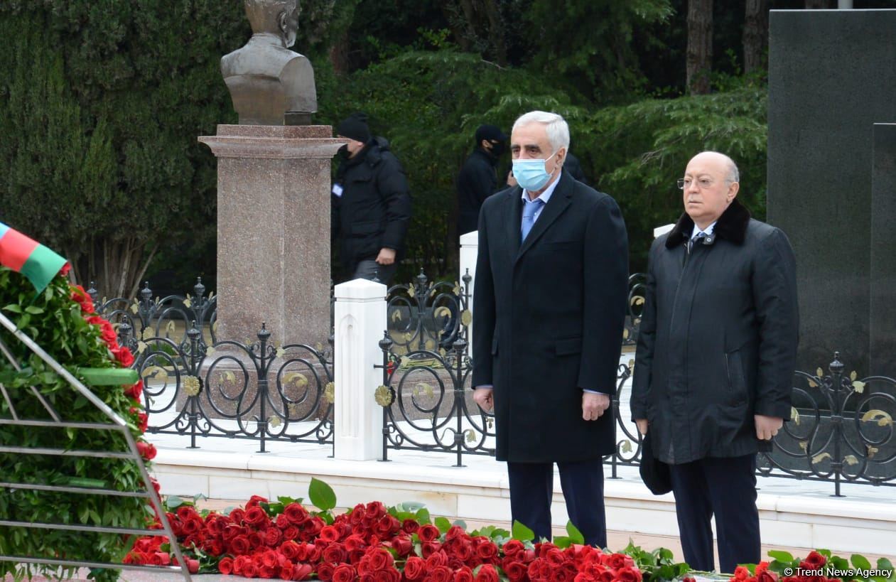 Azərbaycan ictimaiyyəti ulu öndər Heydər Əliyevin xatirəsini yad edir (FOTO)