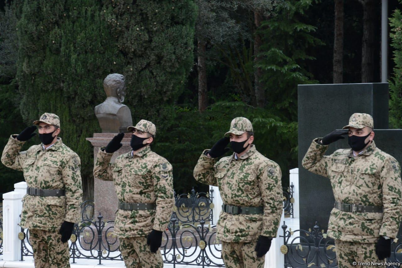 Azərbaycan ictimaiyyəti ulu öndər Heydər Əliyevin xatirəsini yad edir (FOTO)