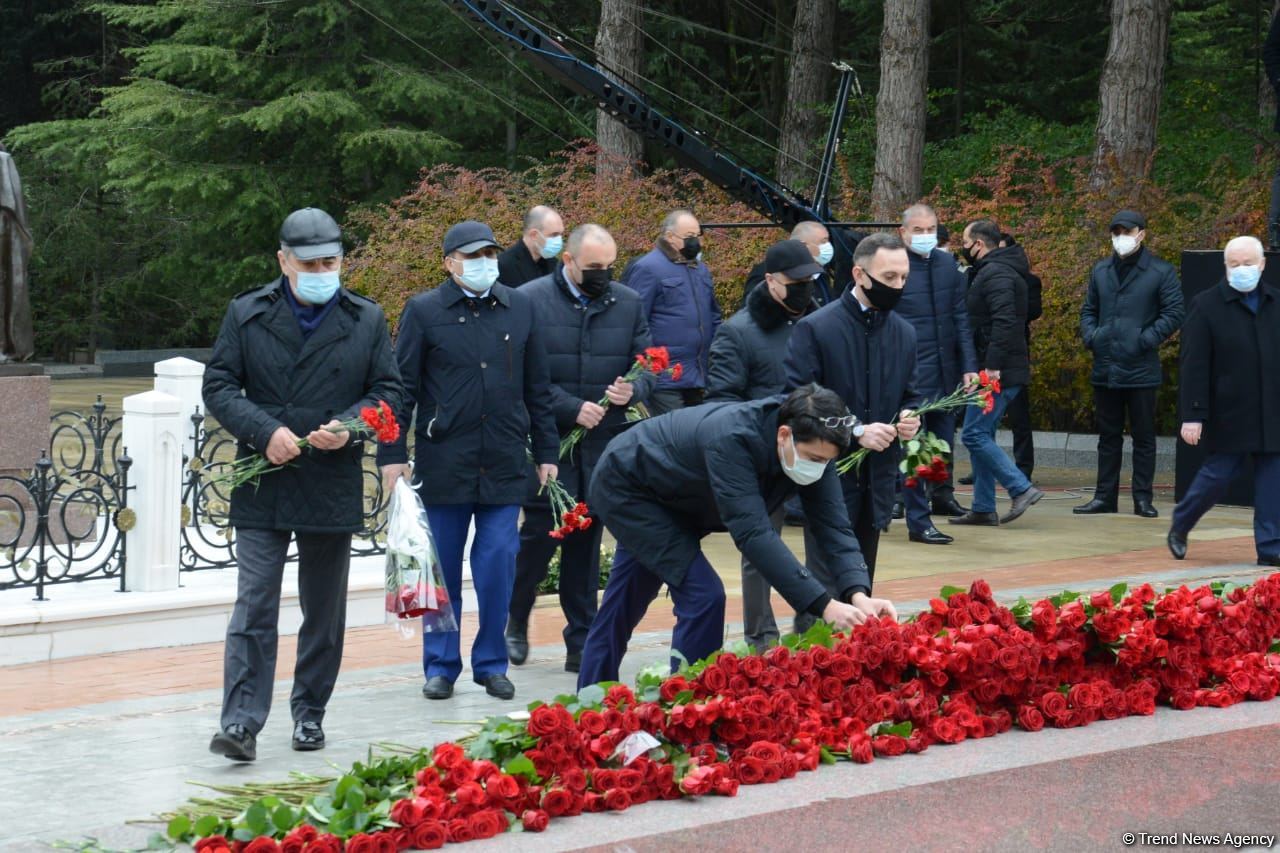 Azərbaycan ictimaiyyəti ulu öndər Heydər Əliyevin xatirəsini yad edir (FOTO)