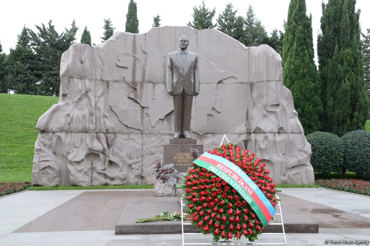 Azərbaycan ictimaiyyəti ulu öndər Heydər Əliyevin xatirəsini yad edir (FOTO)