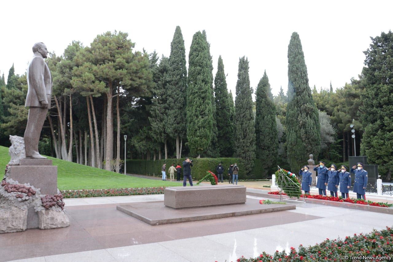 Azərbaycan ictimaiyyəti ulu öndər Heydər Əliyevin xatirəsini yad edir (FOTO)