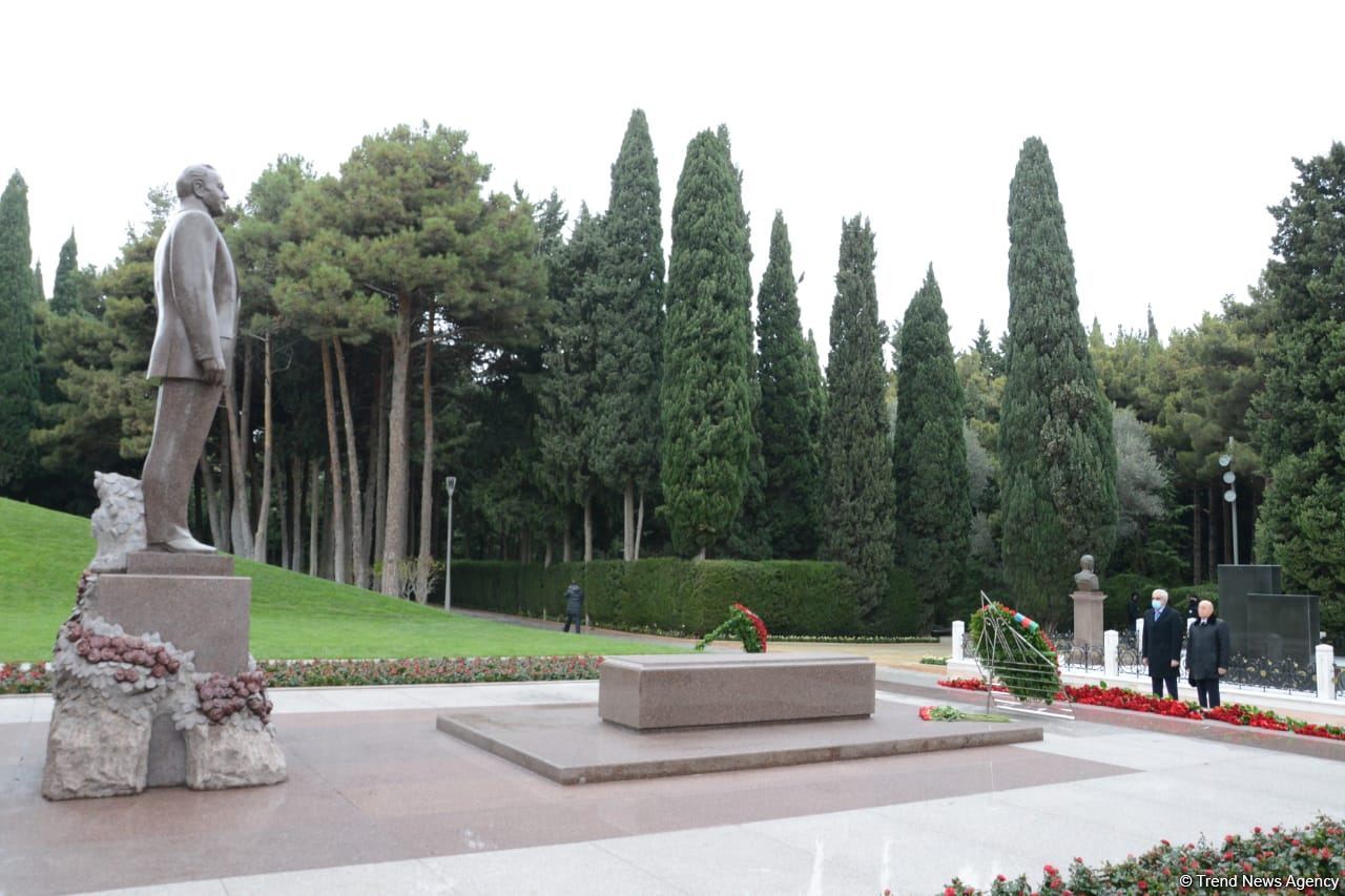 Azərbaycan ictimaiyyəti ulu öndər Heydər Əliyevin xatirəsini yad edir (FOTO)
